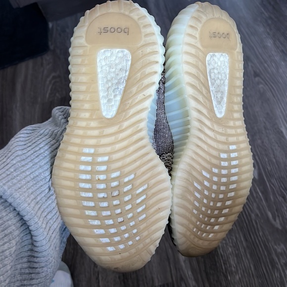 Unisex brown/grey yeezy’s - Picture 3 of 7